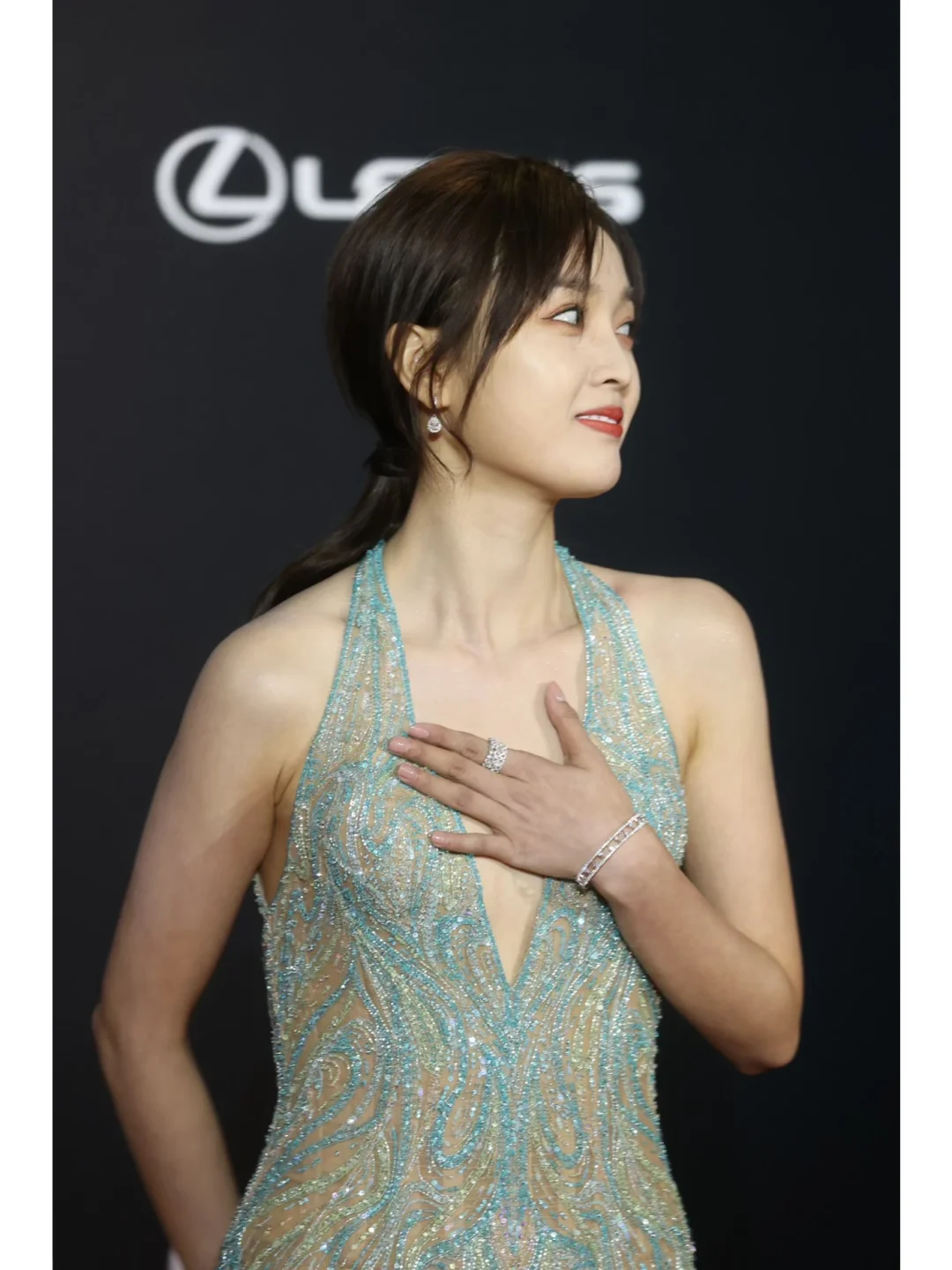 吴宣仪身穿透视装，好身材一览无余