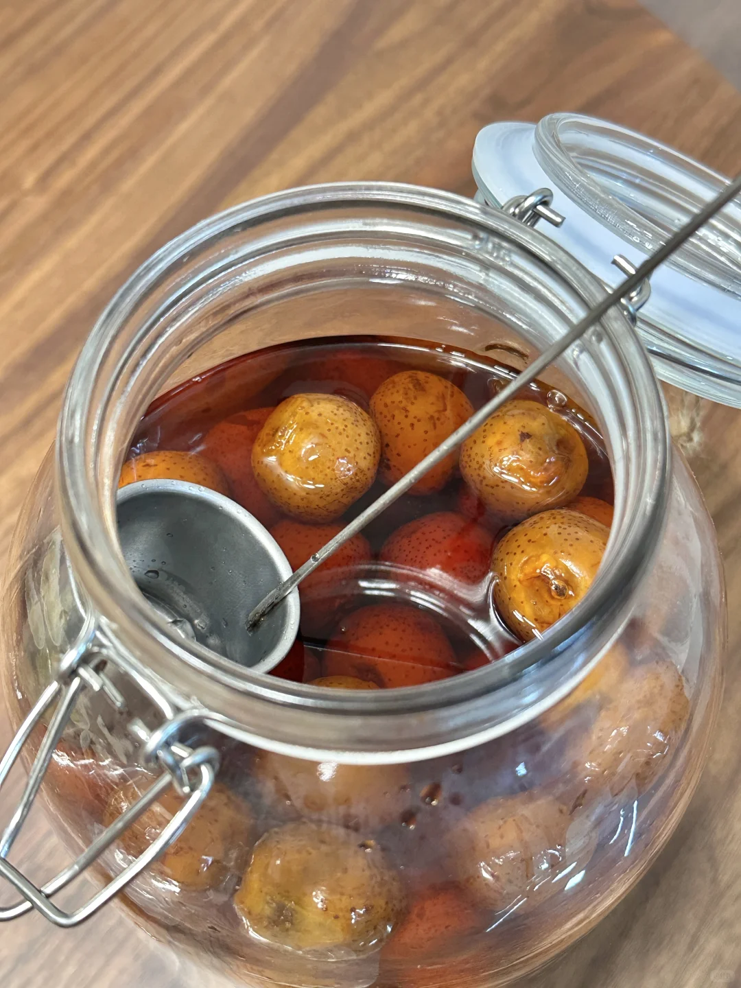 泡了快1年的山楂酒开封啦！怎么会这么好喝！