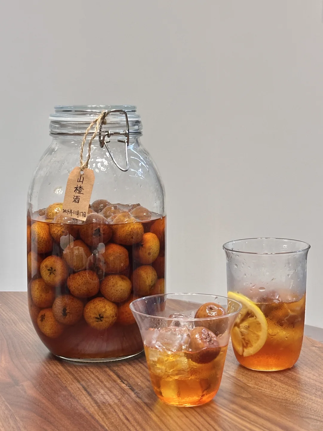 泡了快1年的山楂酒开封啦！怎么会这么好喝！