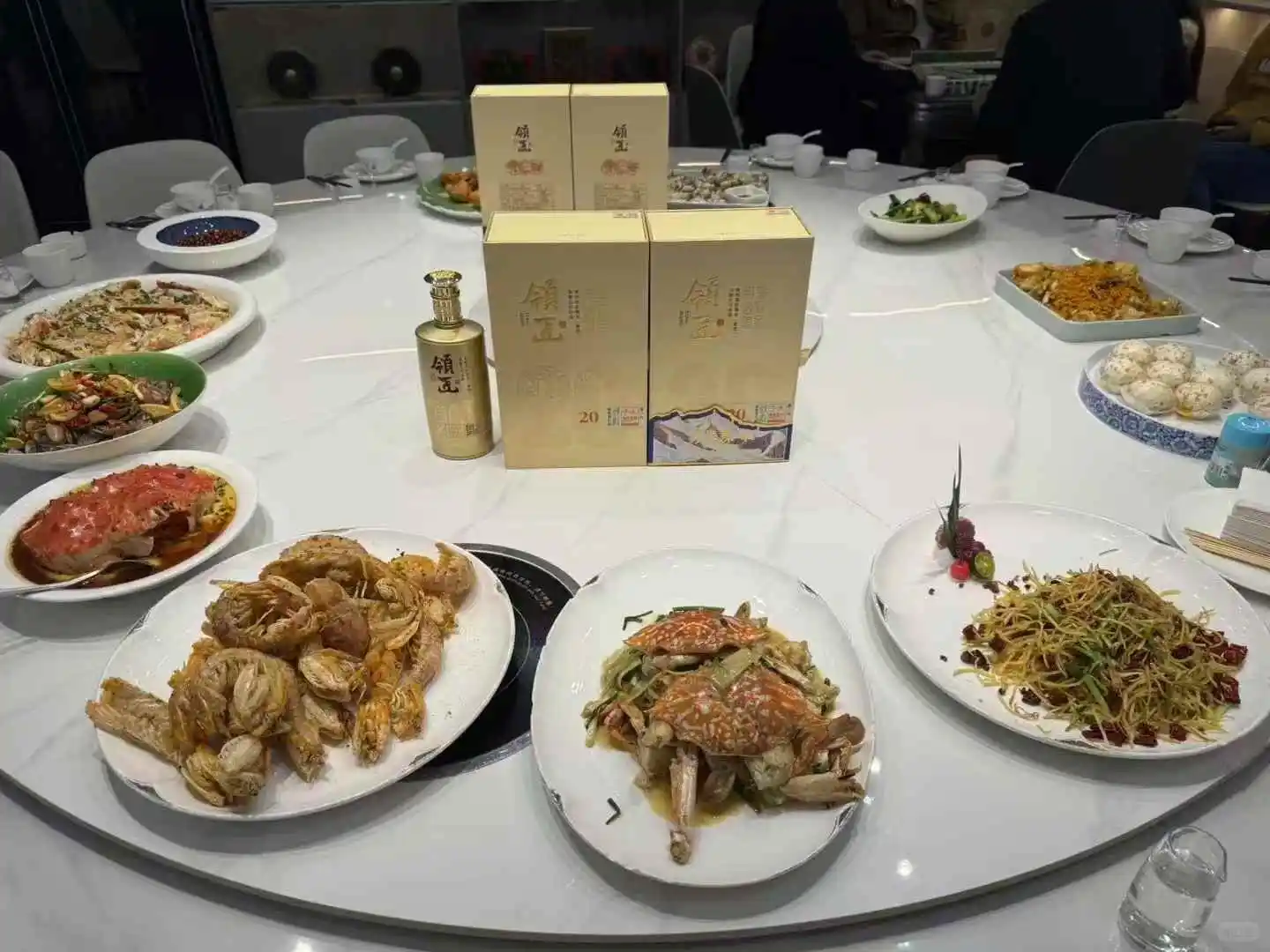 酒桌上放这个酒也太上档次了