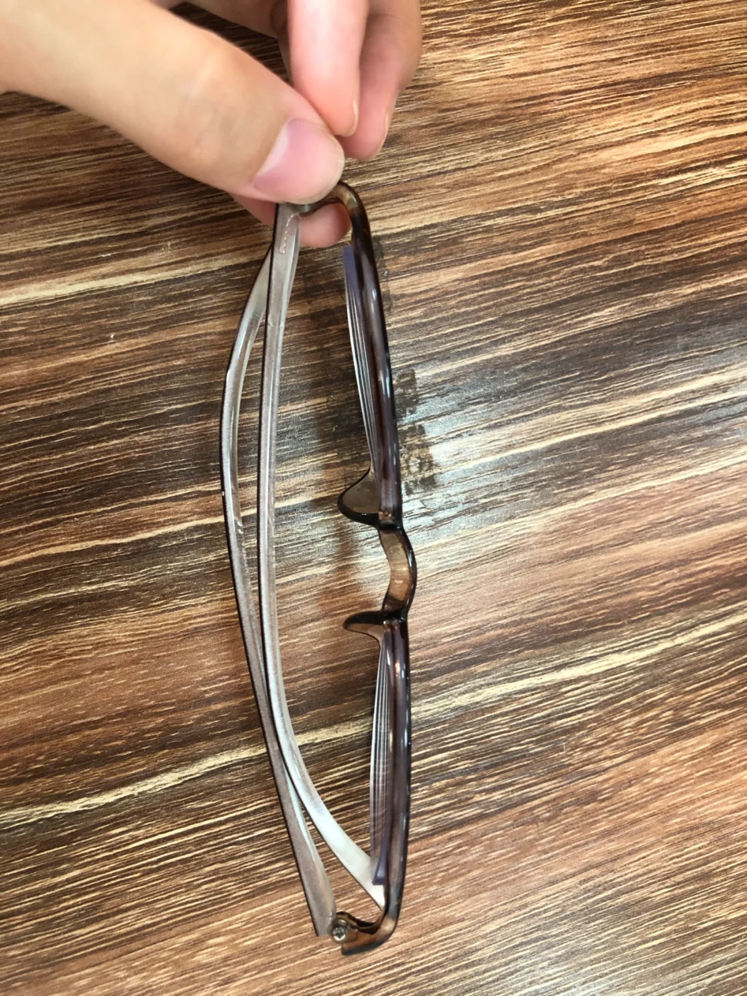 900加100散光的?有多厚？