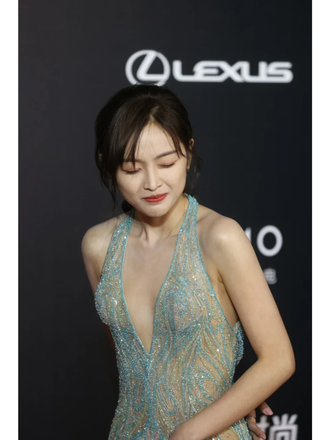 吴宣仪身穿透视装，好身材一览无余