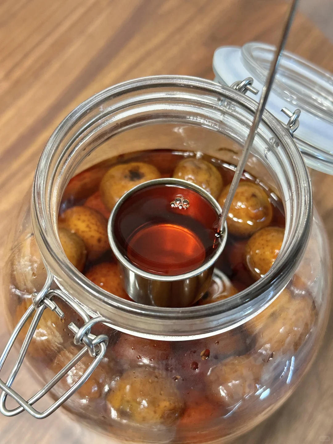 泡了快1年的山楂酒开封啦！怎么会这么好喝！