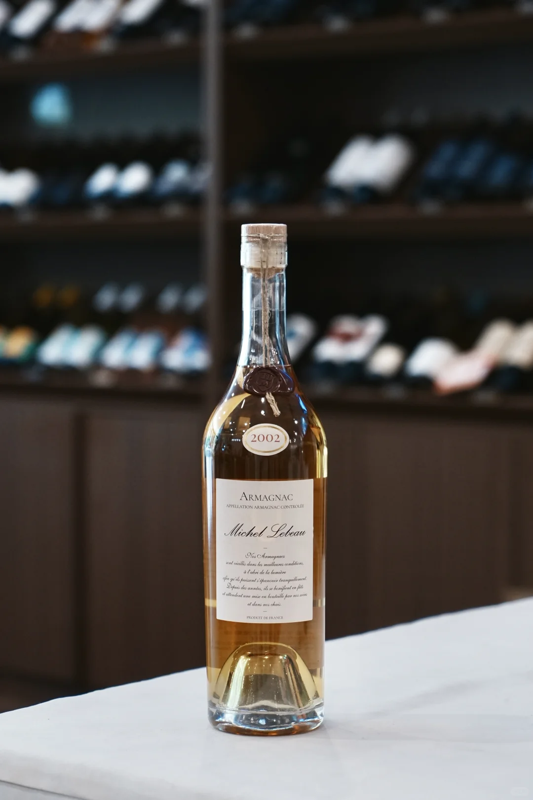 被当作生日礼物，有出生年份意义的酒。