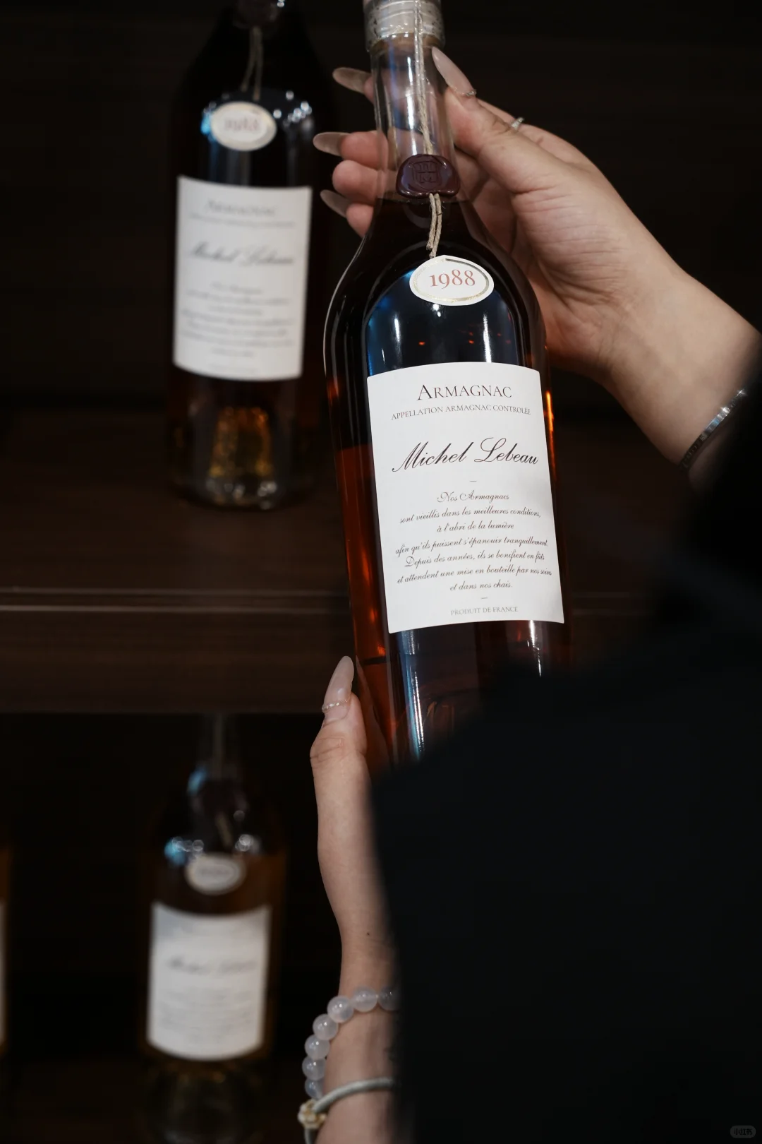 被当作生日礼物，有出生年份意义的酒。