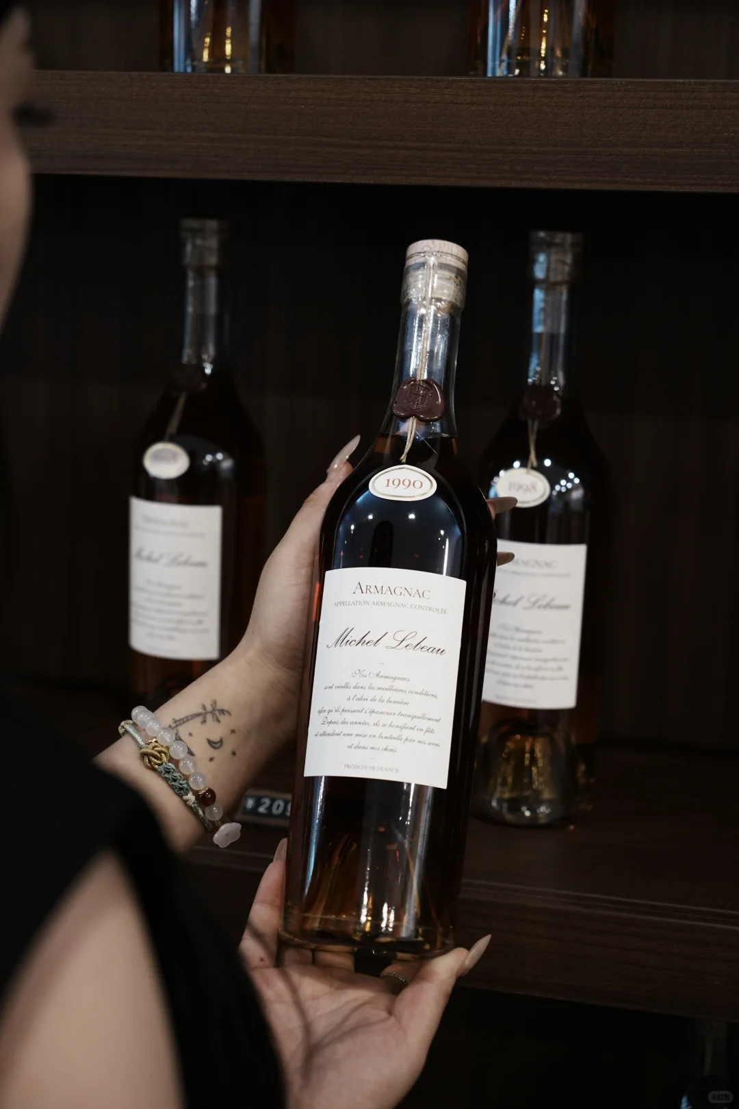 被当作生日礼物，有出生年份意义的酒。