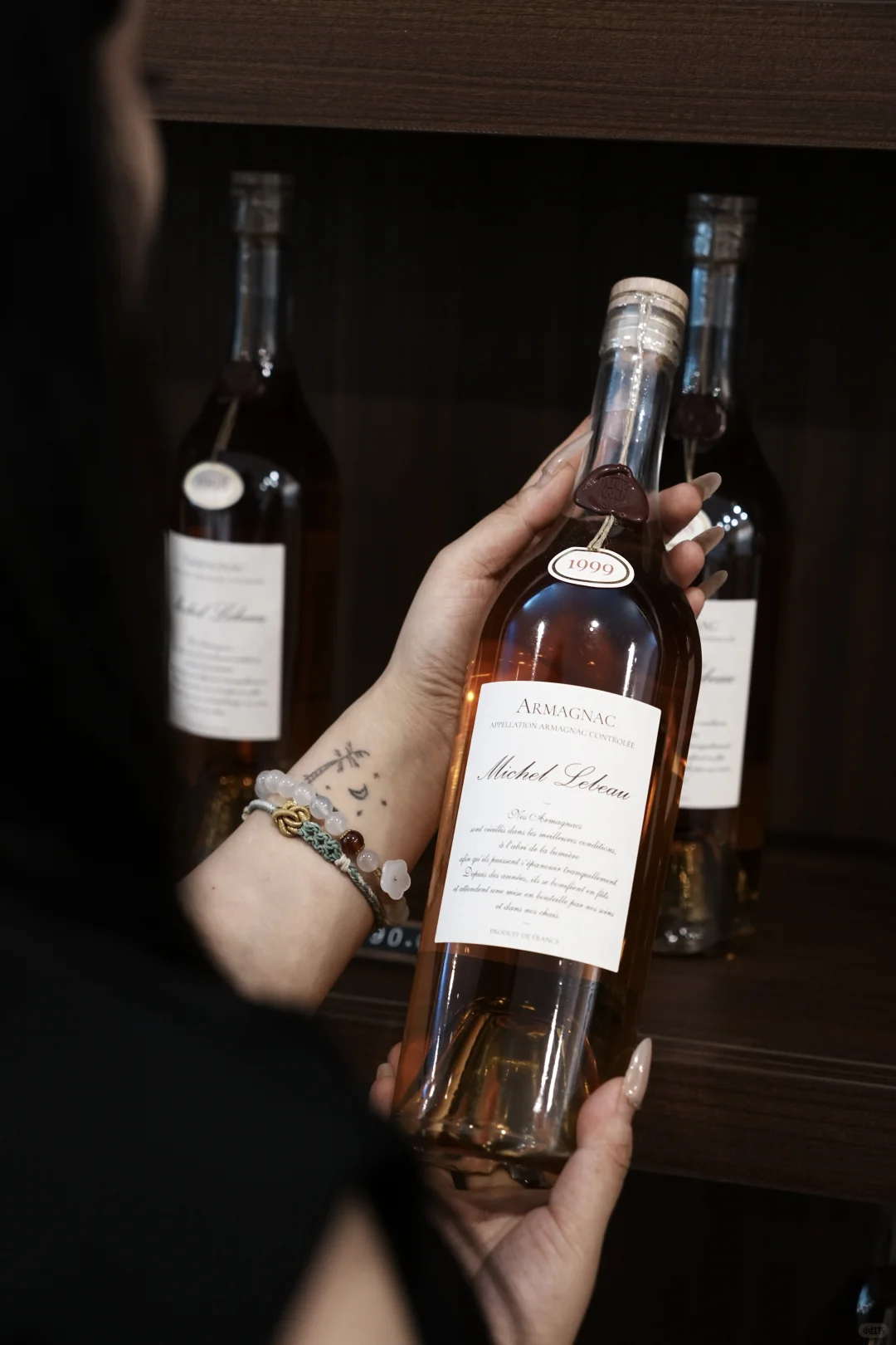 被当作生日礼物，有出生年份意义的酒。