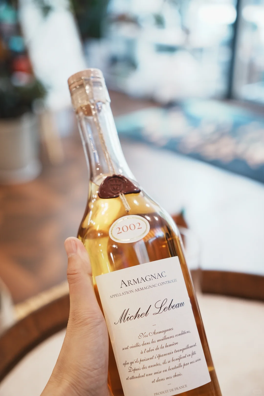 被当作生日礼物，有出生年份意义的酒。