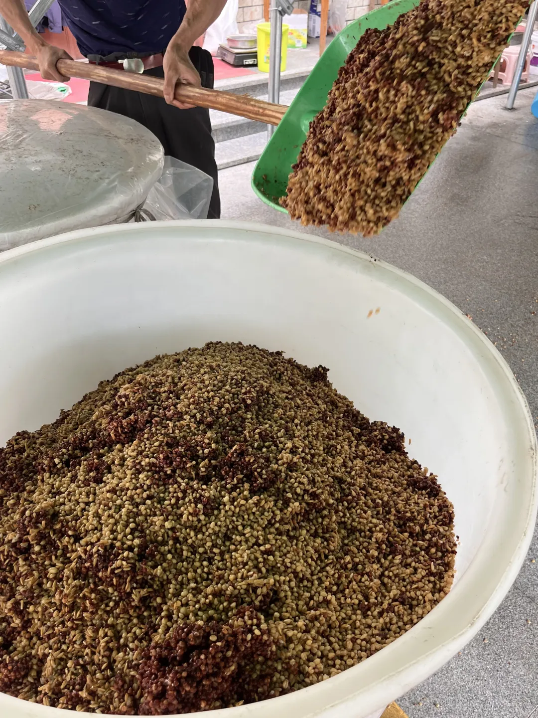 让你一饮而尽的美酒,少不了酿酒人努力