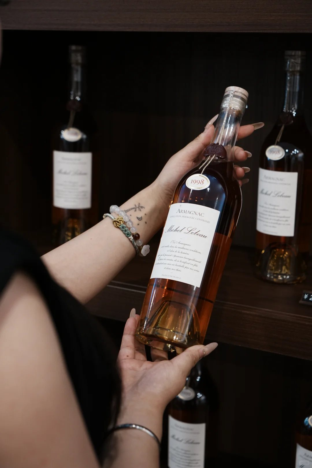 被当作生日礼物，有出生年份意义的酒。