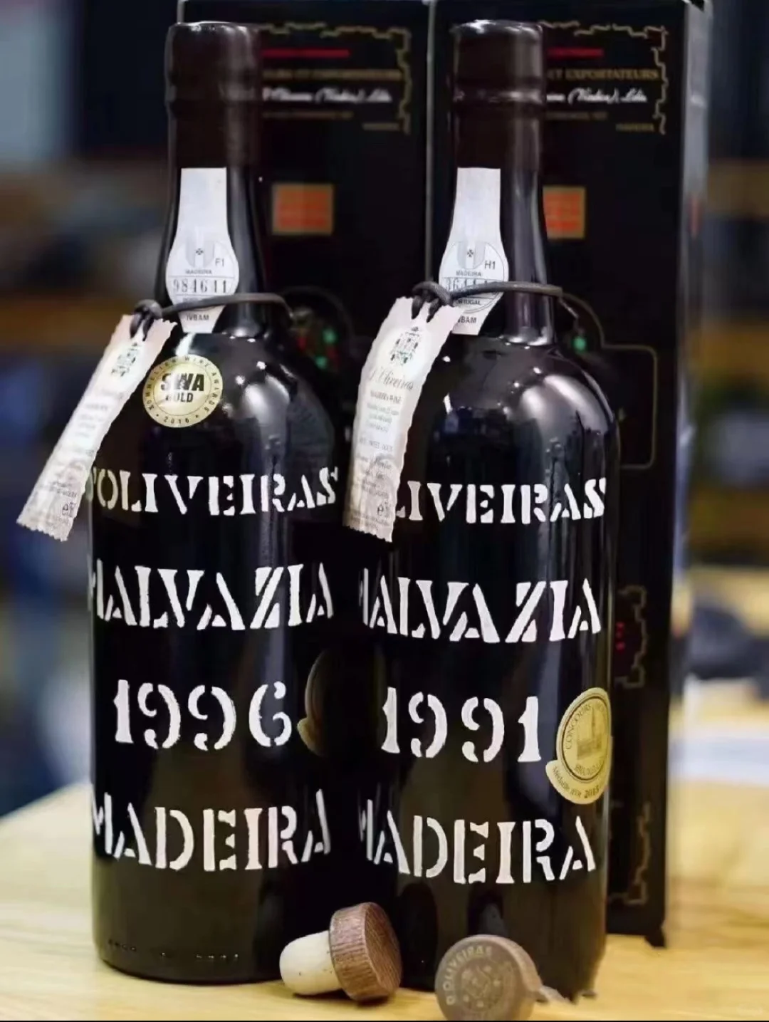 被当作生日礼物，有出生年份意义的酒。