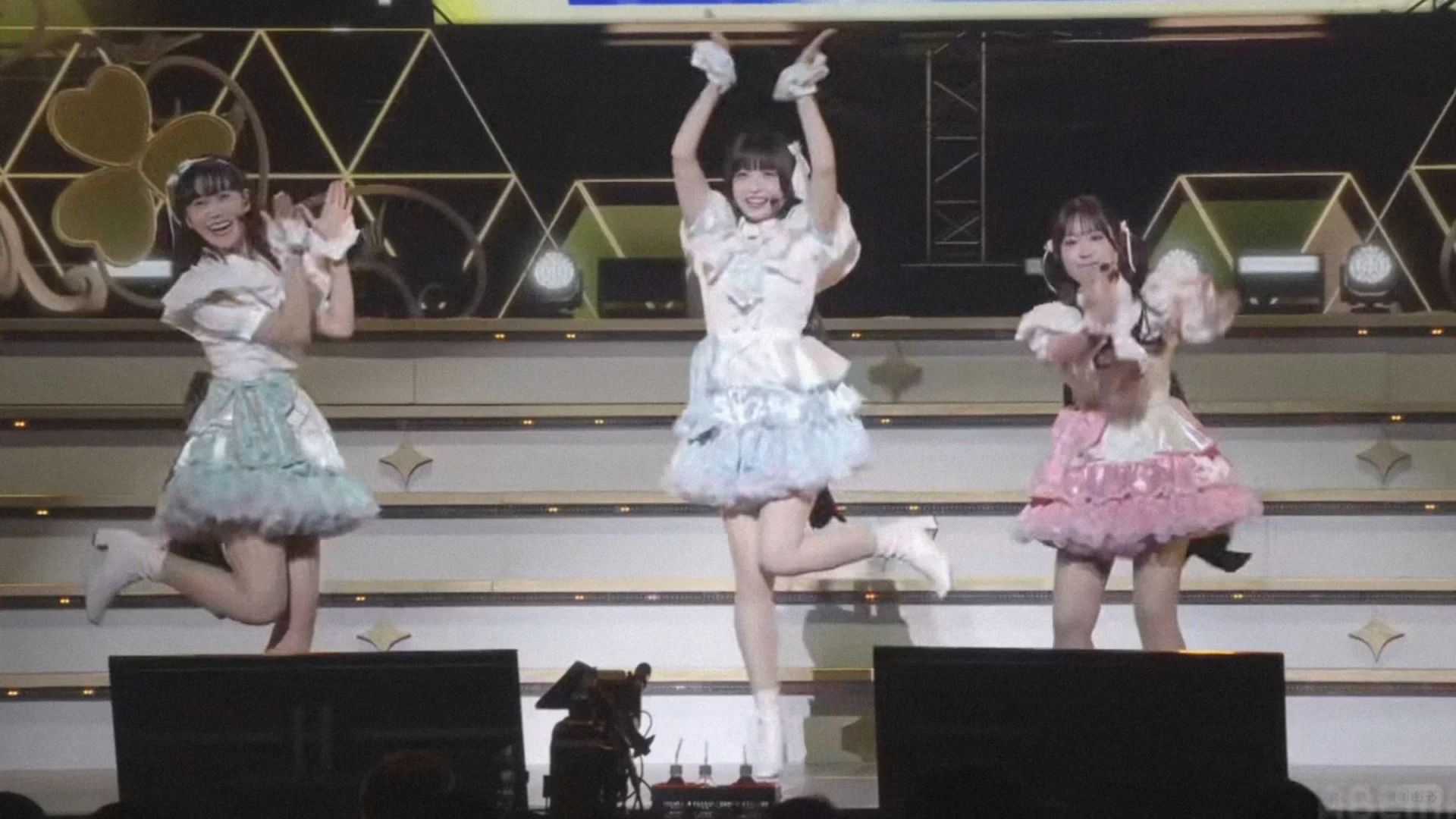 点击即看三位精灵偶像