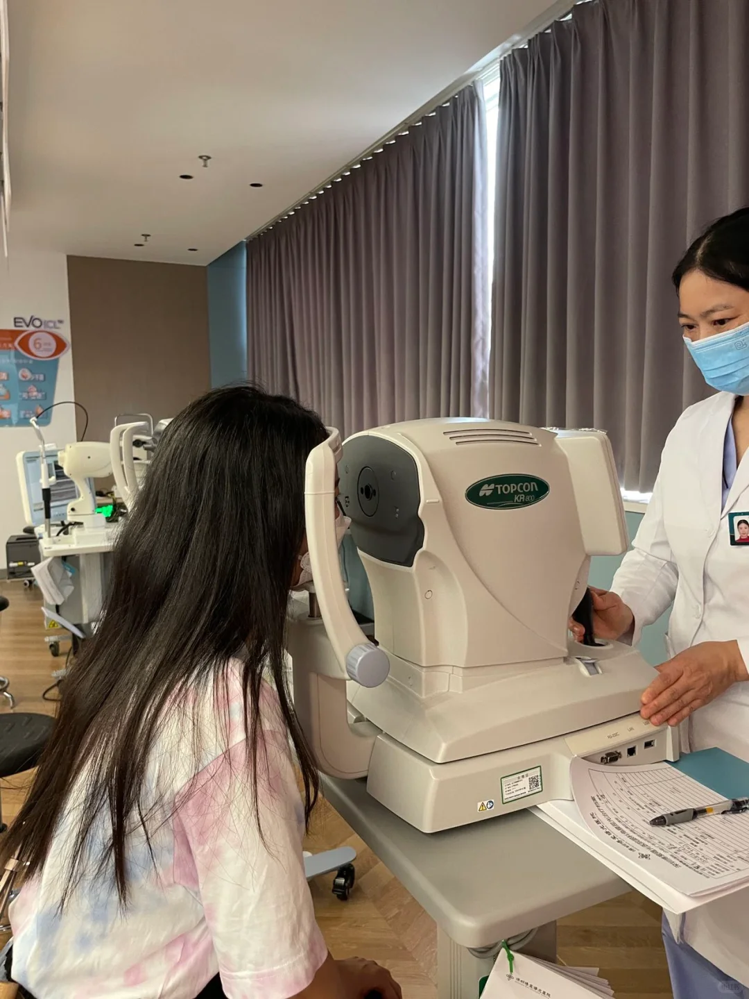 去检查视力了?专业的事果然要交给专业的人