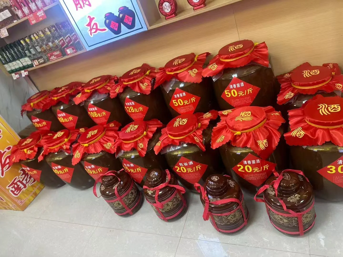 90年的宝妈开了一间小酒铺