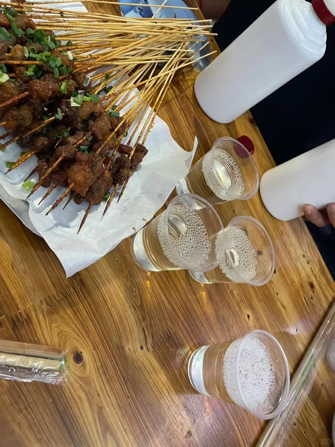 裸瓶白酒，成年人的深夜松弛剂