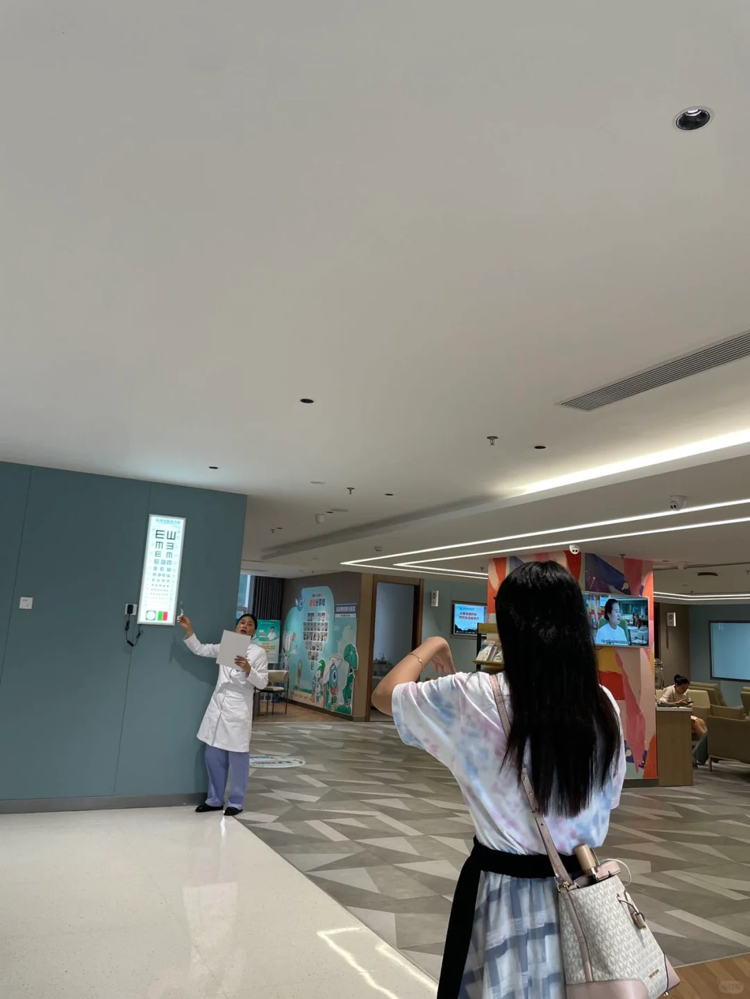 去检查视力了?专业的事果然要交给专业的人