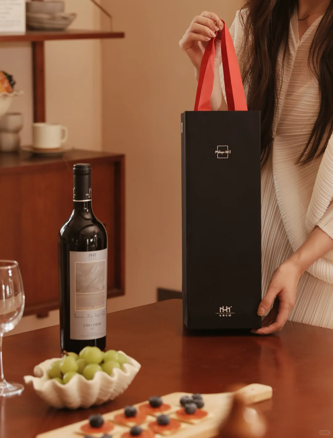 独处仪式：酒与艺术的灵魂共振