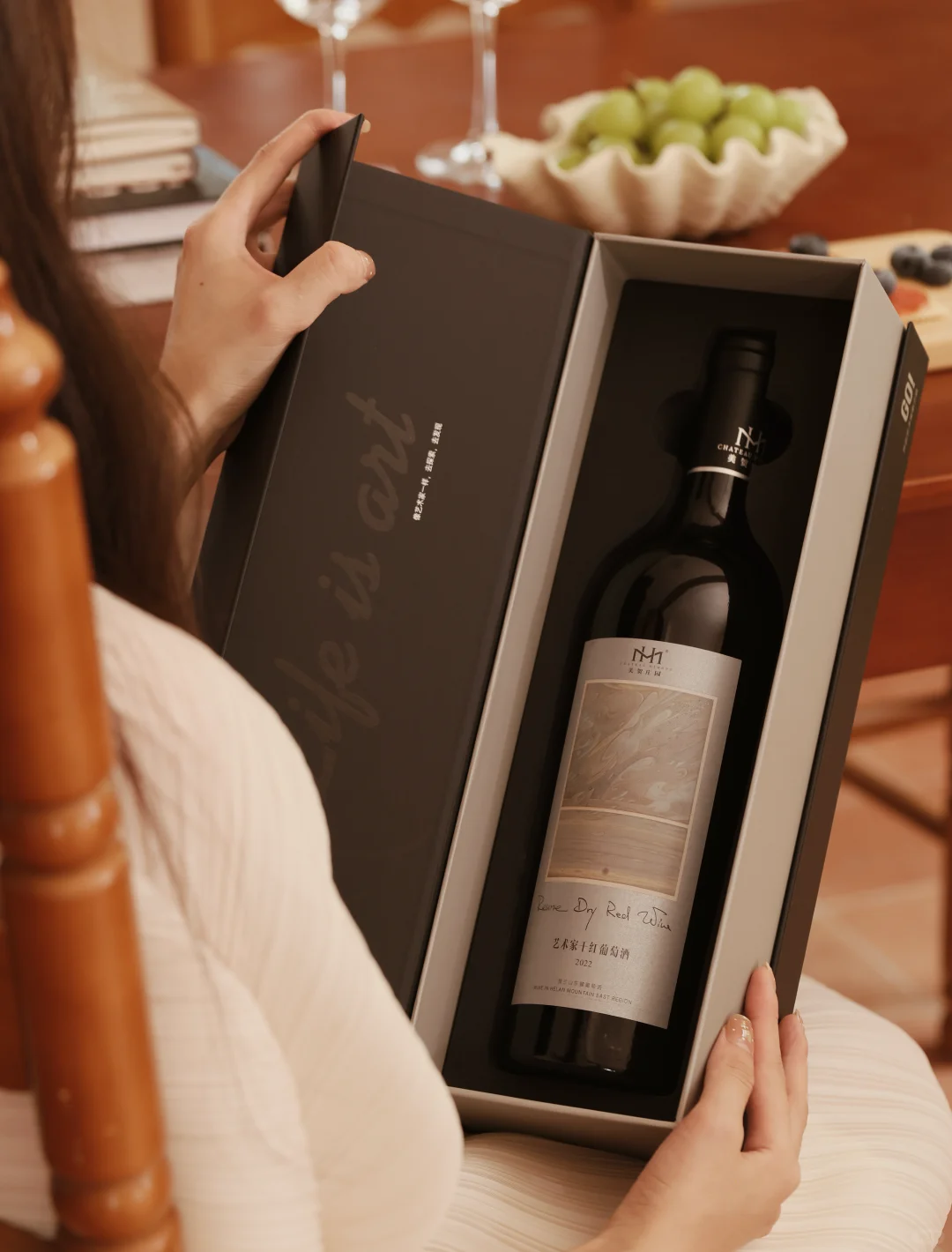 独处仪式：酒与艺术的灵魂共振