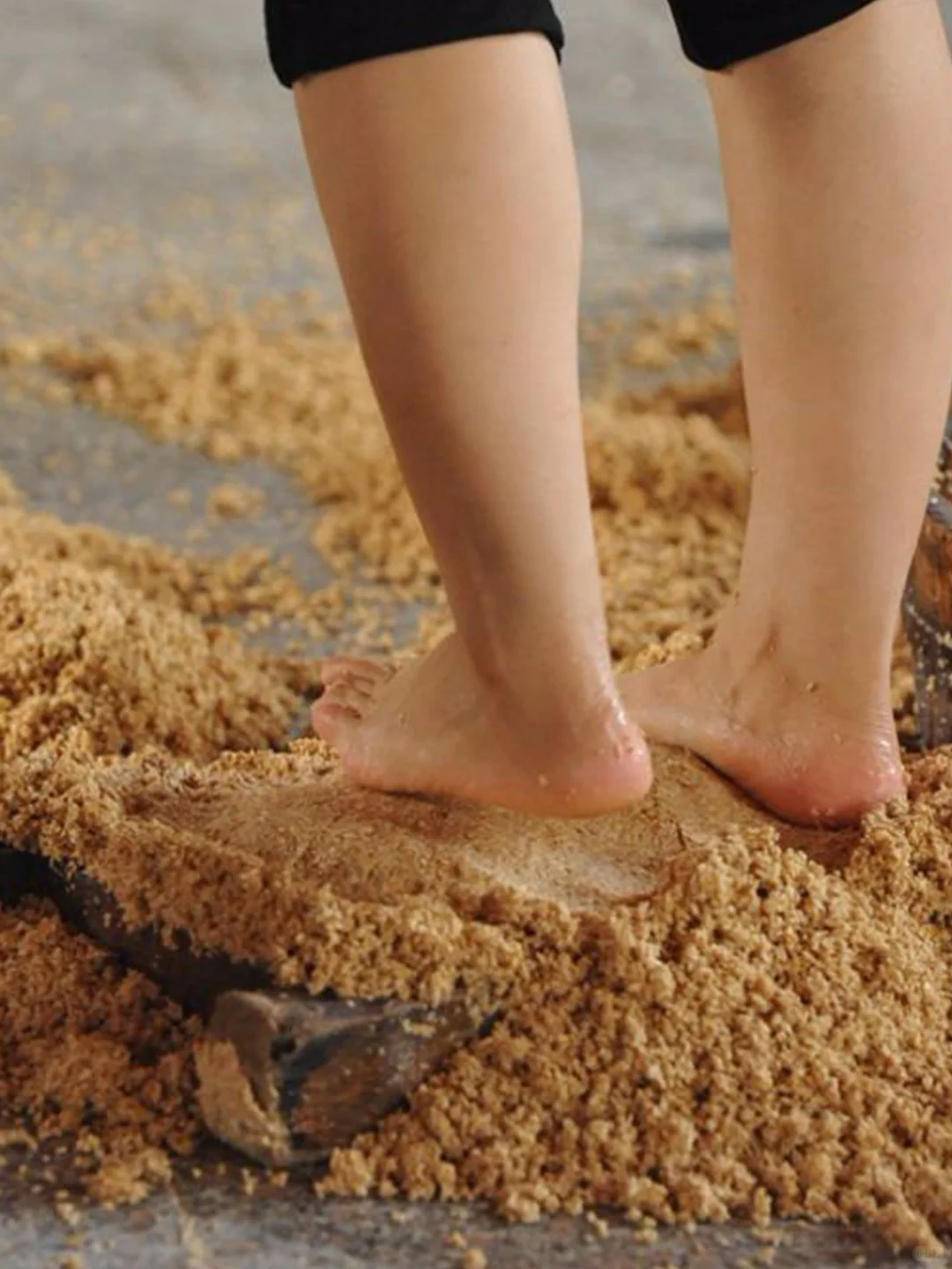 歇息的间隙，和酒厂制曲总工聊聊天