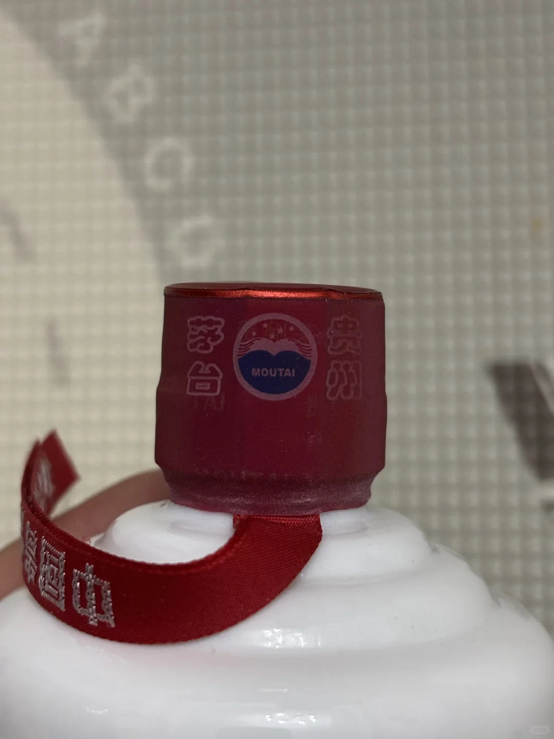 朋友送的一瓶23年茅台，麻烦老师看看真吗