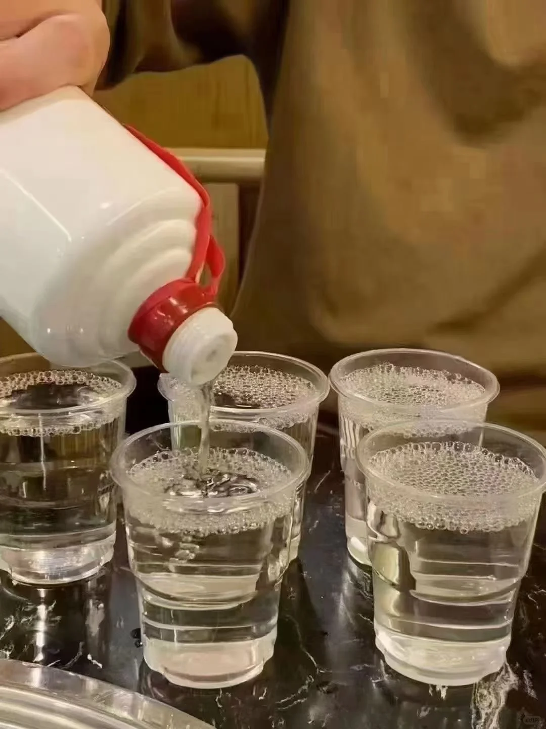 裸瓶白酒，成年人的深夜松弛剂