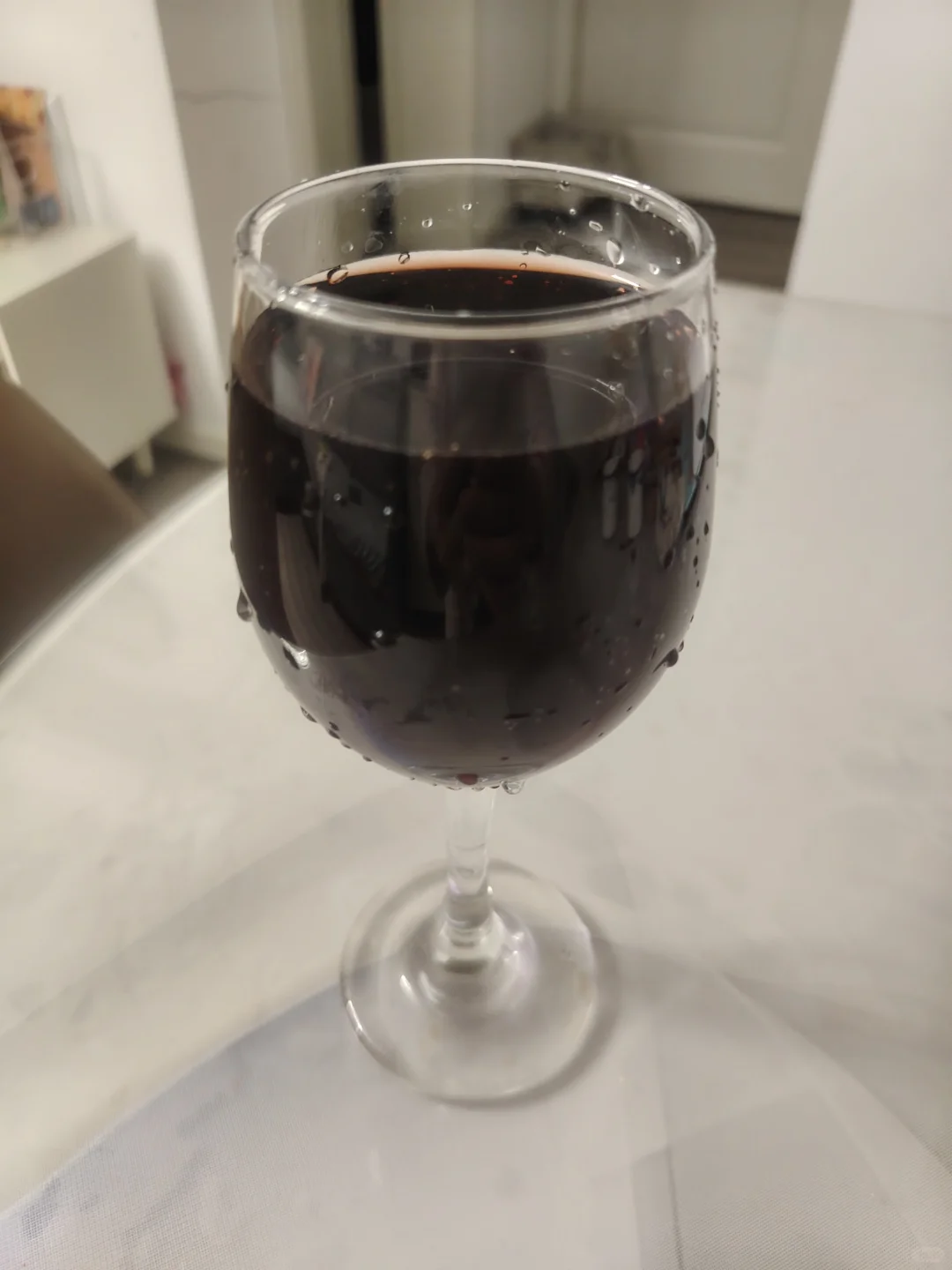 一杯红酒和一个沉睡的夜晚