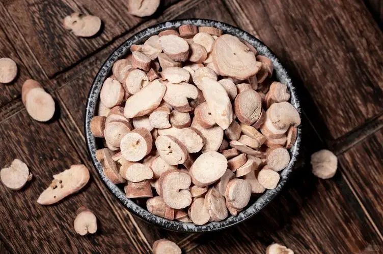 白芍泡酒的正确方法与配方：中医专家推荐