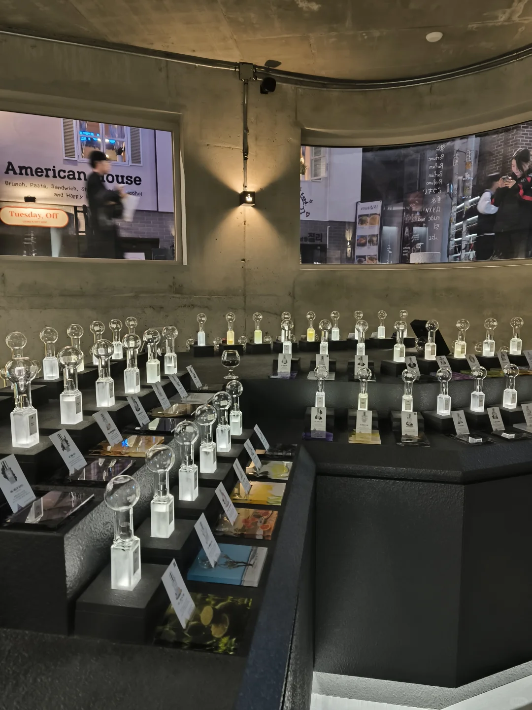 小韩坠多香型的平价香水店|??延南洞