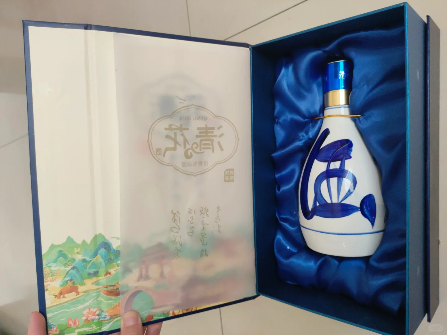 这款酒是别人送的，他说价值不菲，让我扫码