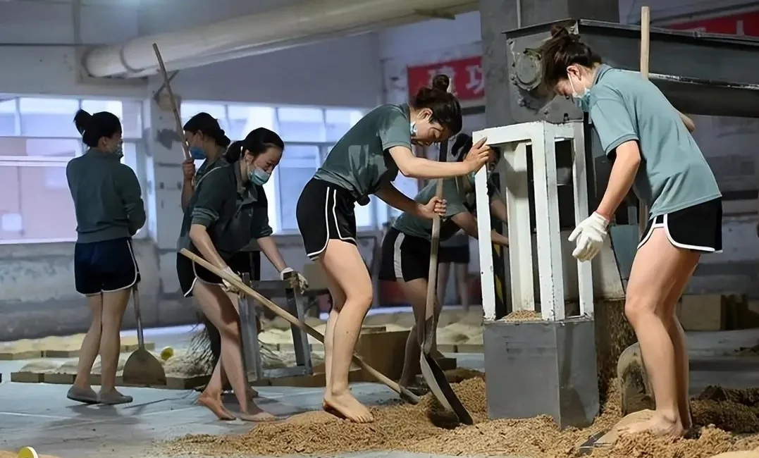 踩曲，踩曲真的是用脚踩，还敢喝茅台酒吗？