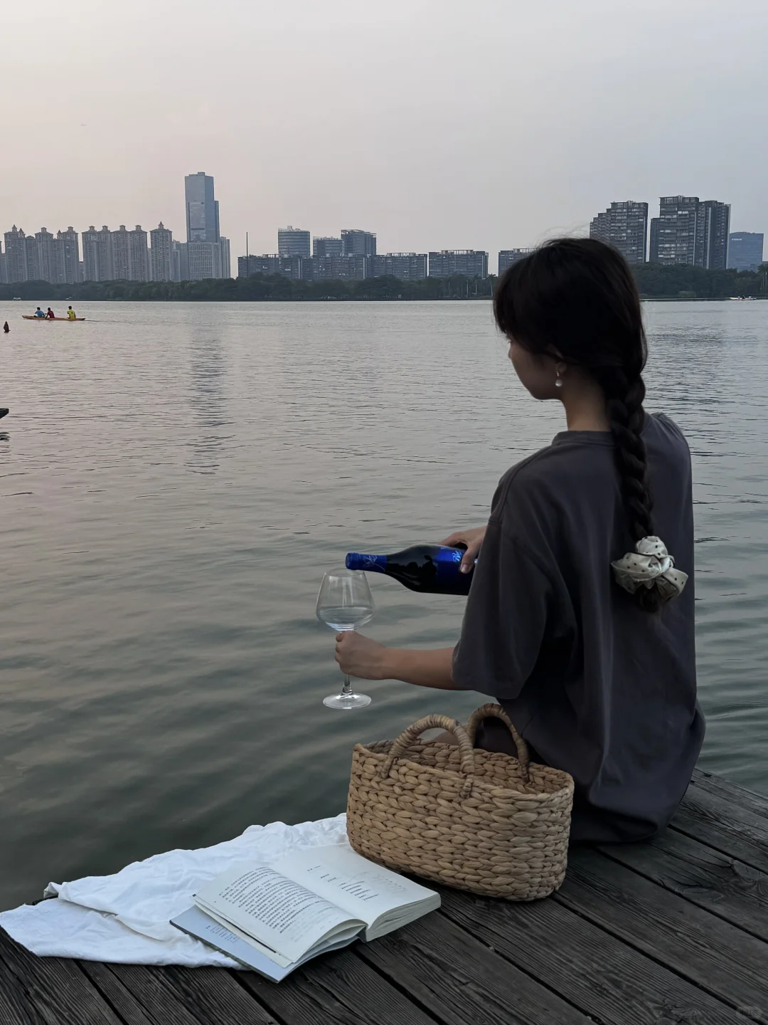 秋日湖边微醺?这瓶名庄红酒太懂女生了