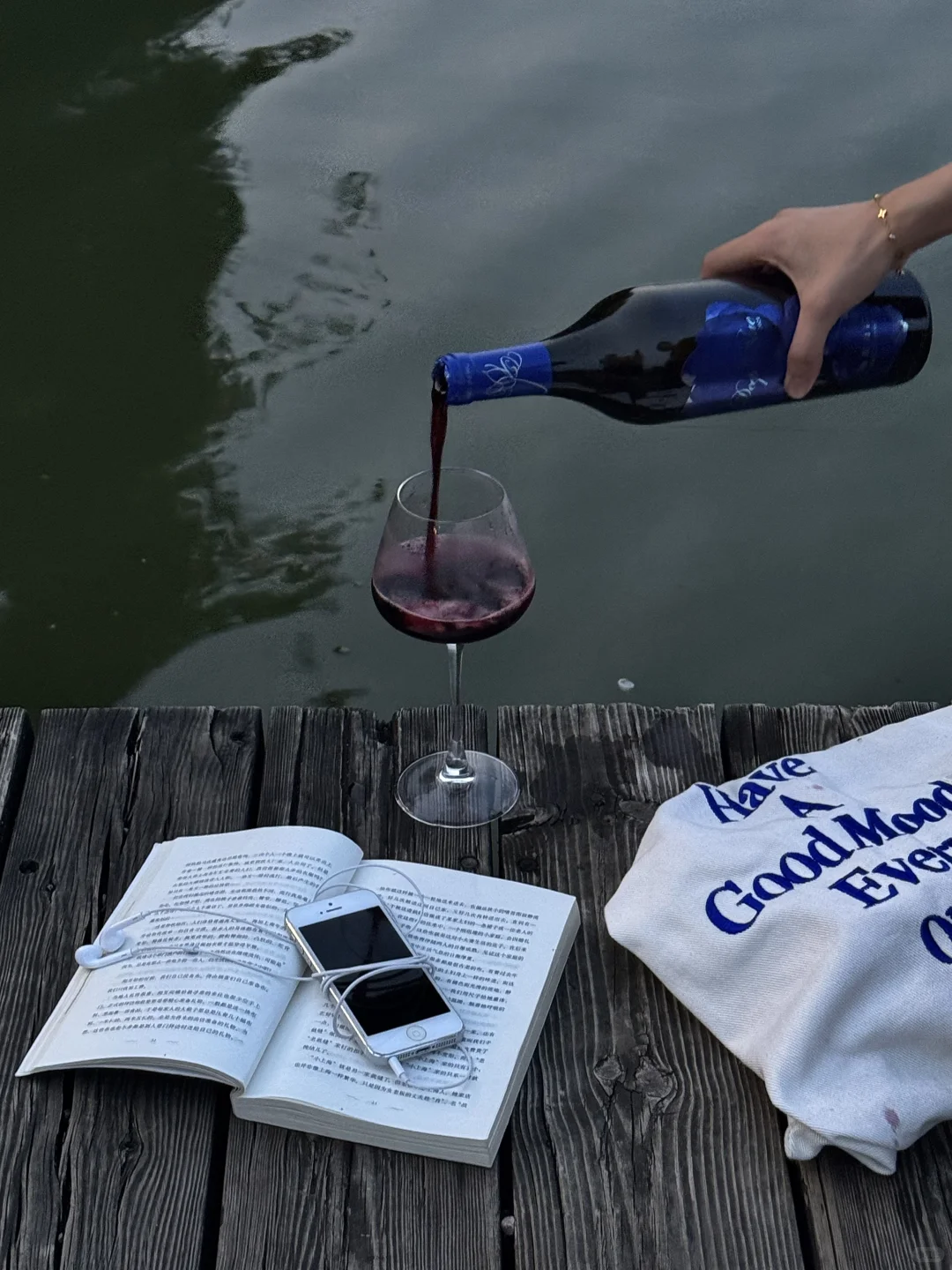 秋日湖边微醺?这瓶名庄红酒太懂女生了