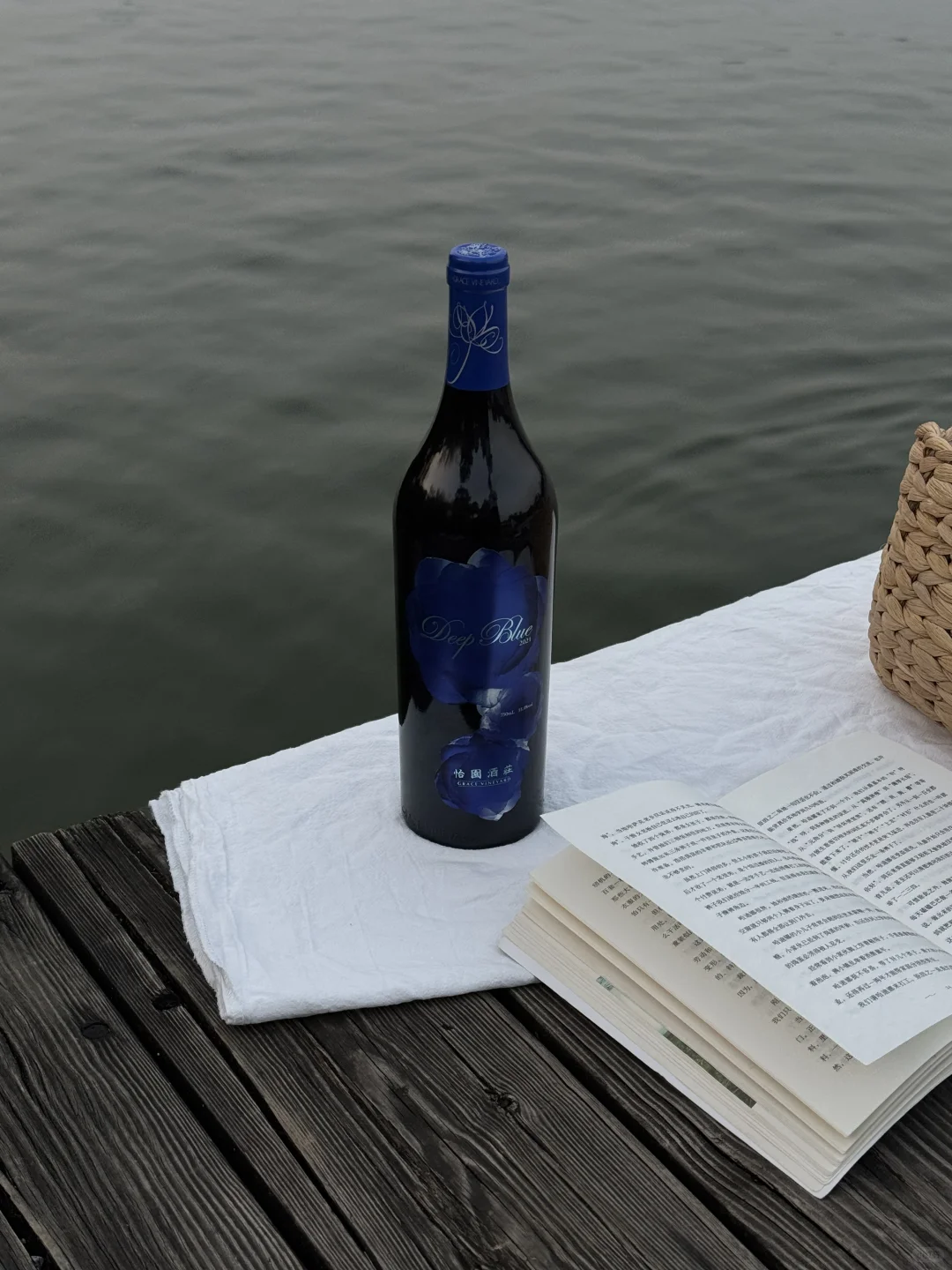 秋日湖边微醺?这瓶名庄红酒太懂女生了