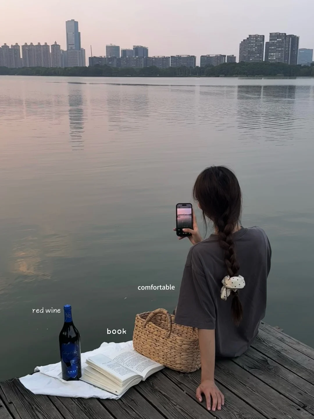 秋日湖边微醺?这瓶名庄红酒太懂女生了