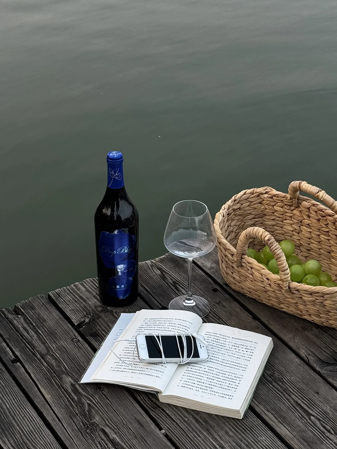 秋日湖边微醺?这瓶名庄红酒太懂女生了