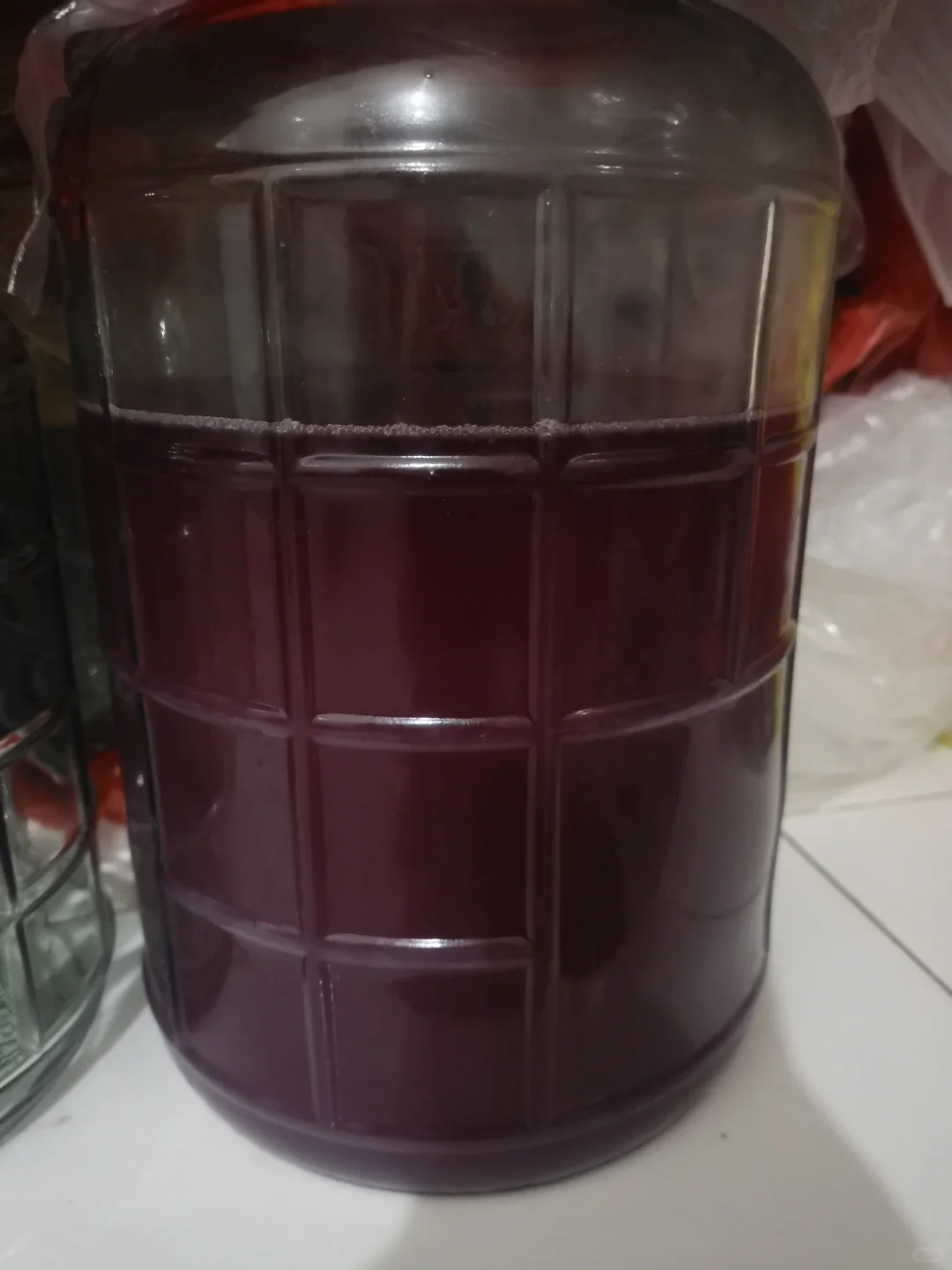 第一次酿葡萄酒，这是二次发酵十天的图片。