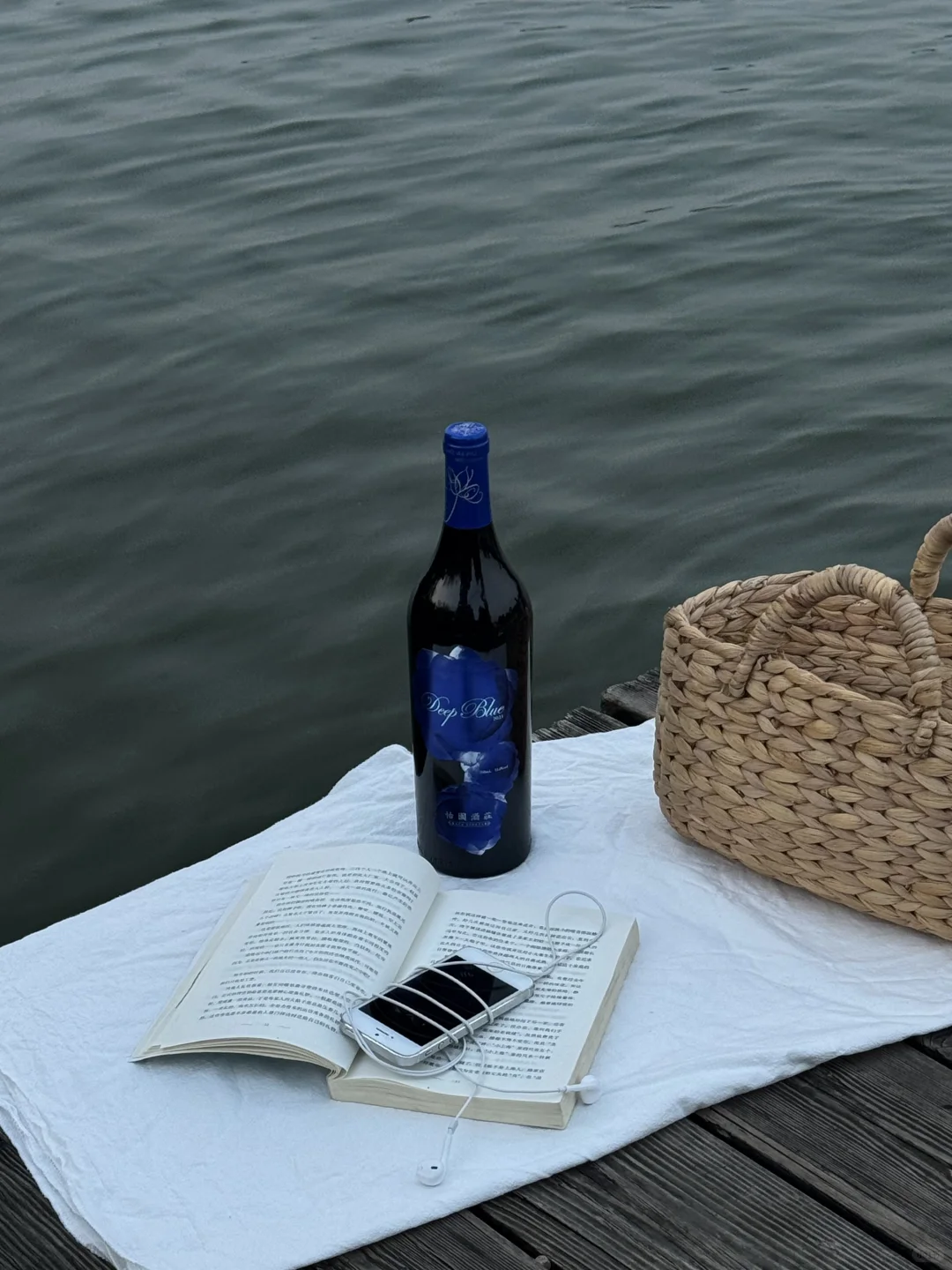 秋日湖边微醺?这瓶名庄红酒太懂女生了