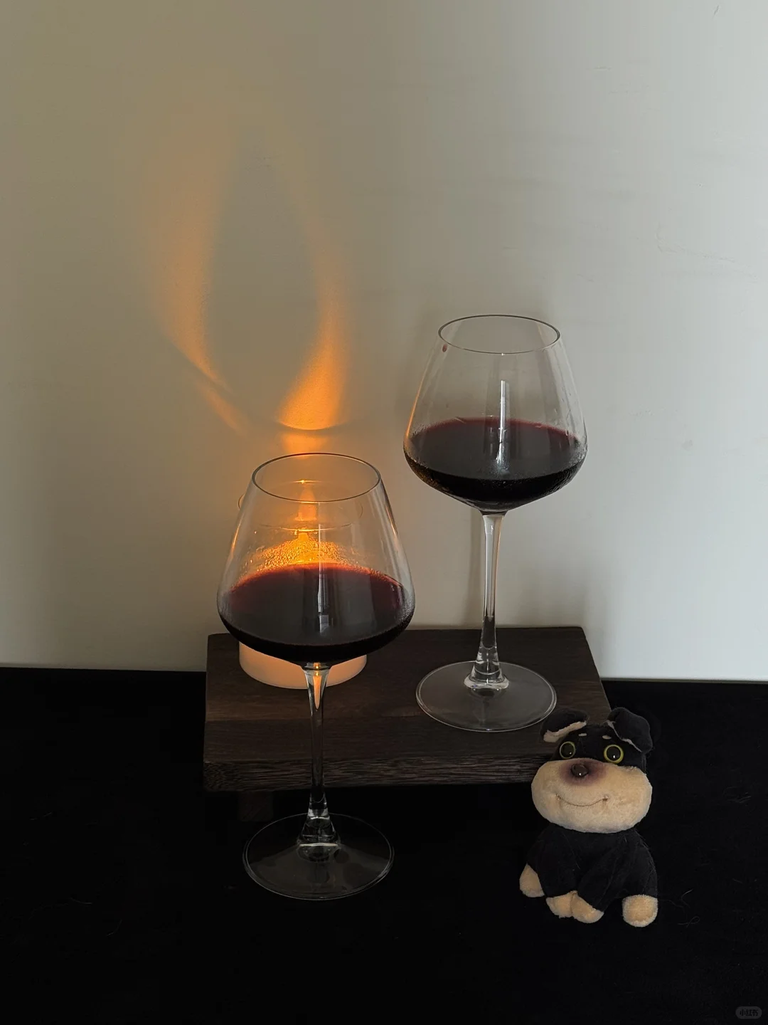 秋日湖边微醺?这瓶名庄红酒太懂女生了