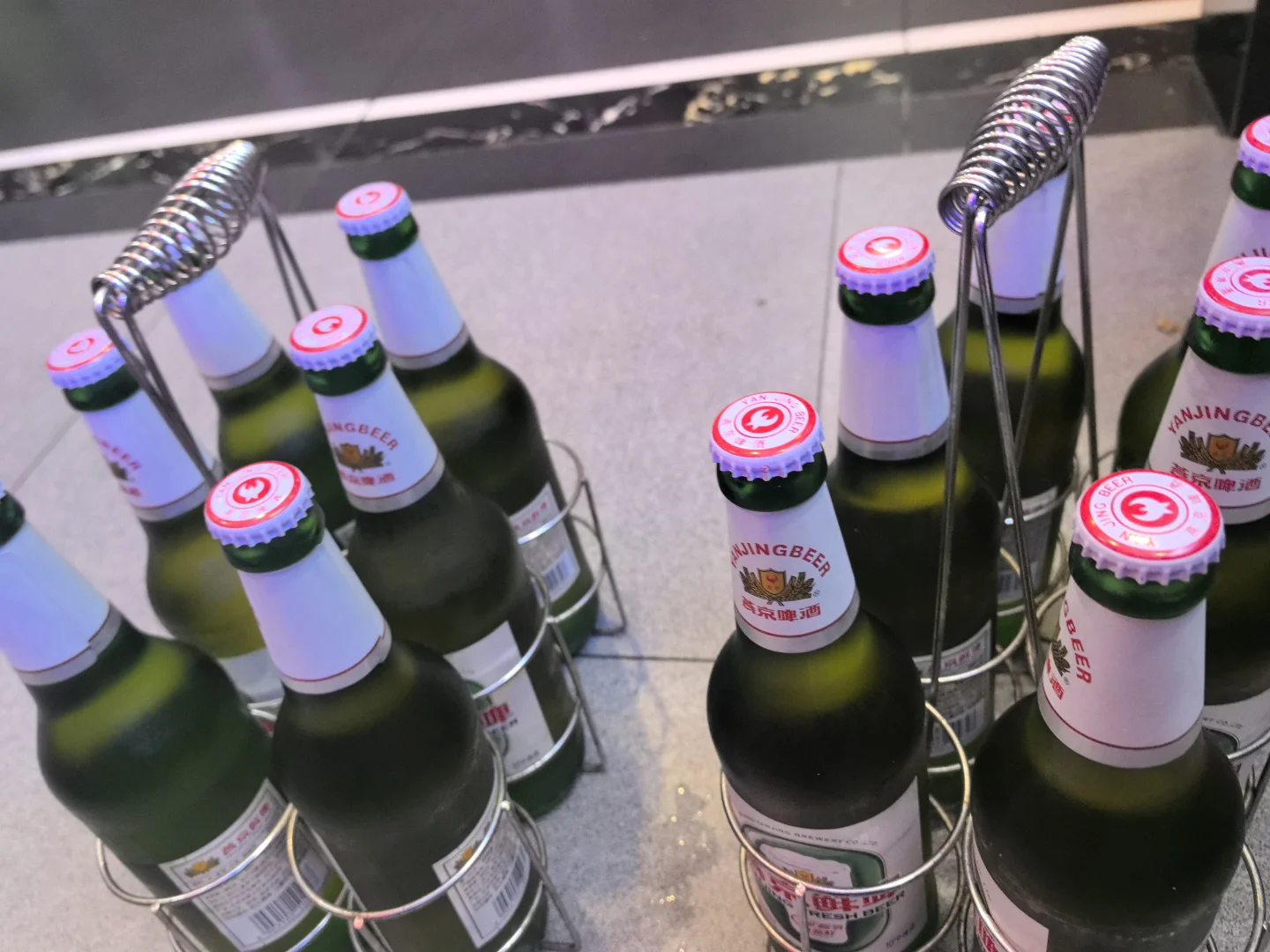 冒雨去买了红盖汾酒和水溶c，喝完人好暖呀