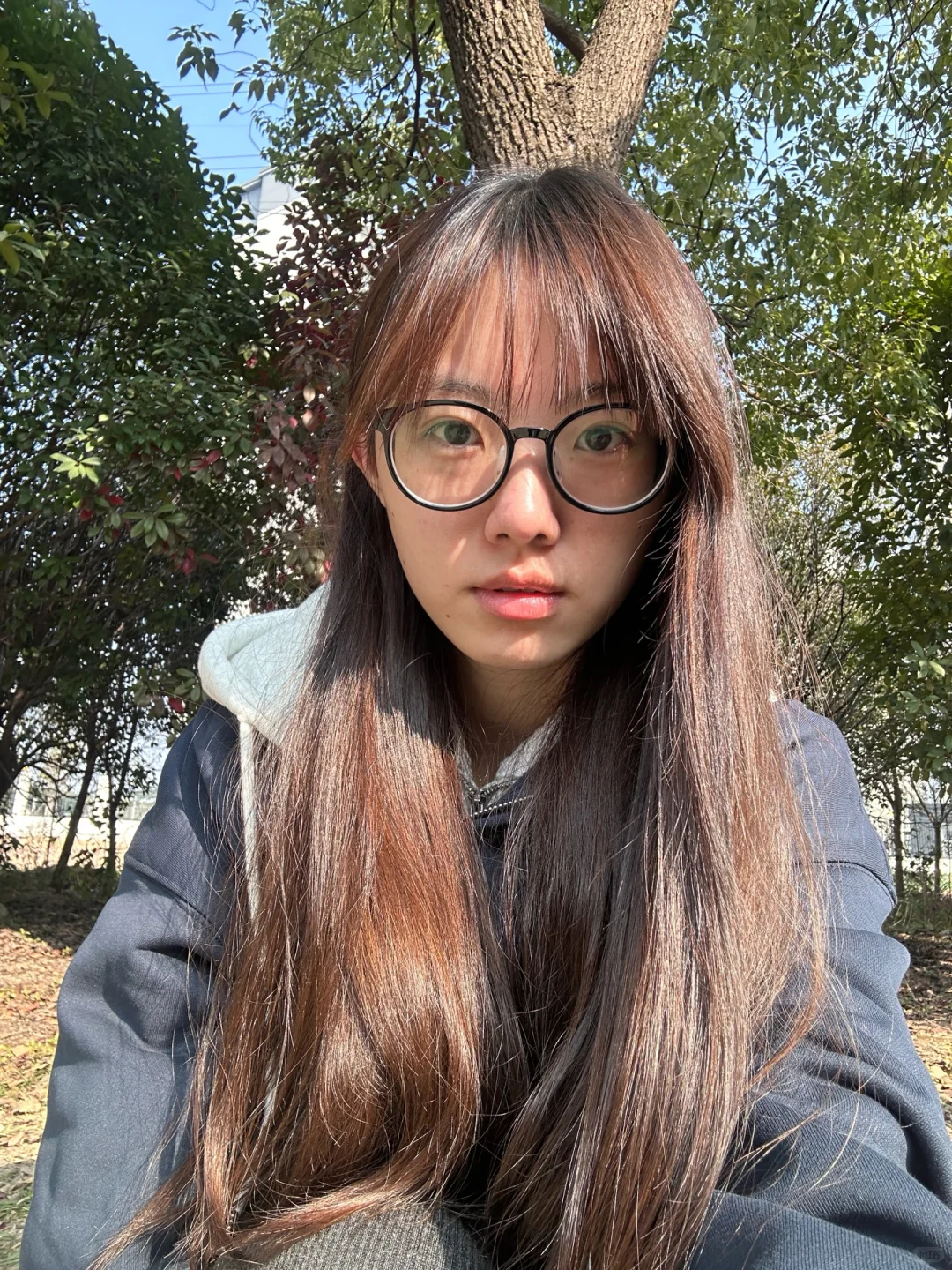 看的出来近视950度嘛?