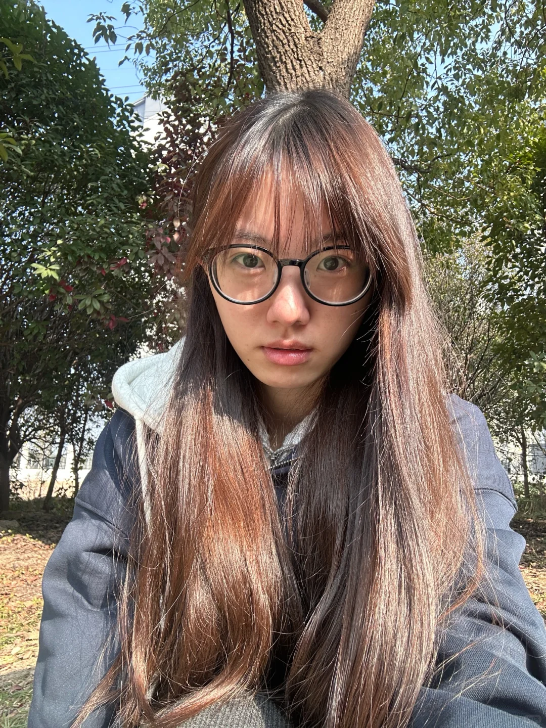 看的出来近视950度嘛?