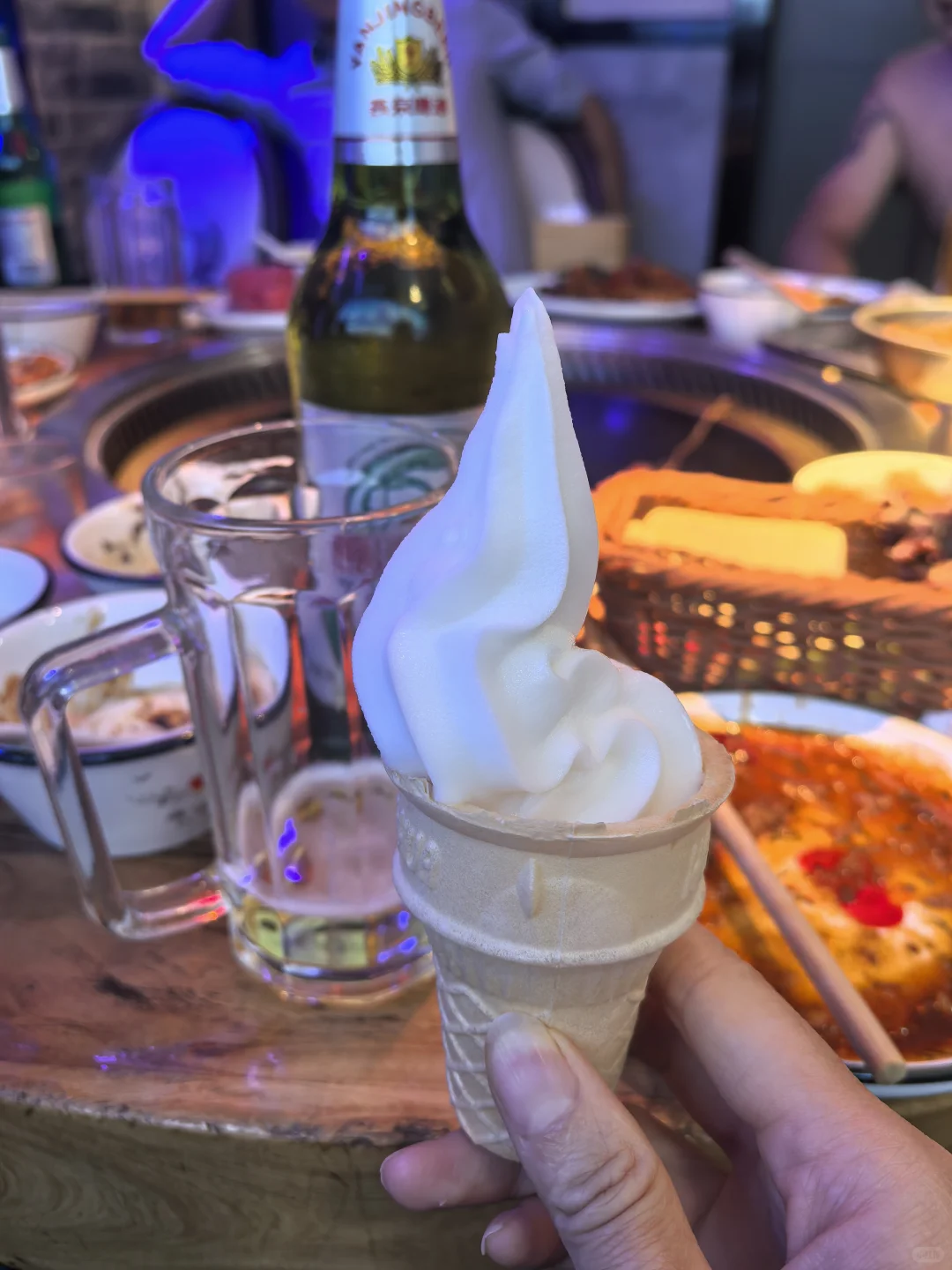 冒雨去买了红盖汾酒和水溶c，喝完人好暖呀