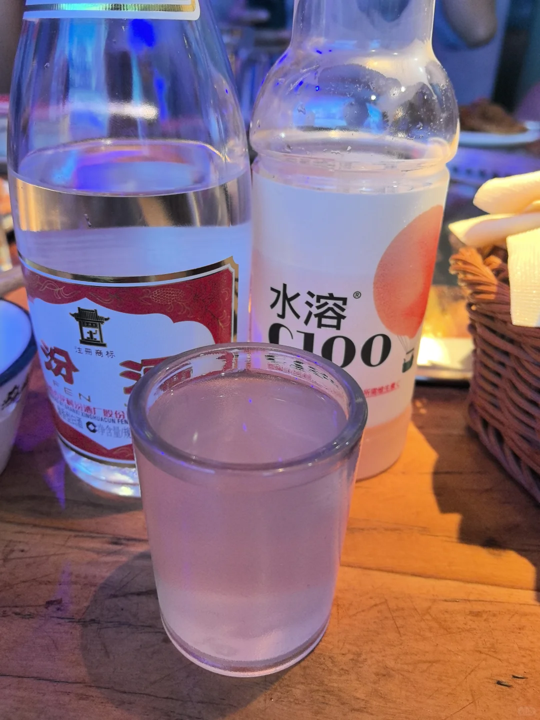 冒雨去买了红盖汾酒和水溶c，喝完人好暖呀