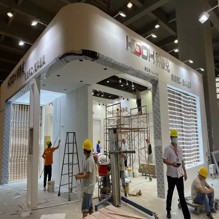 在展会搭建现场,我看到了成年人的不容易