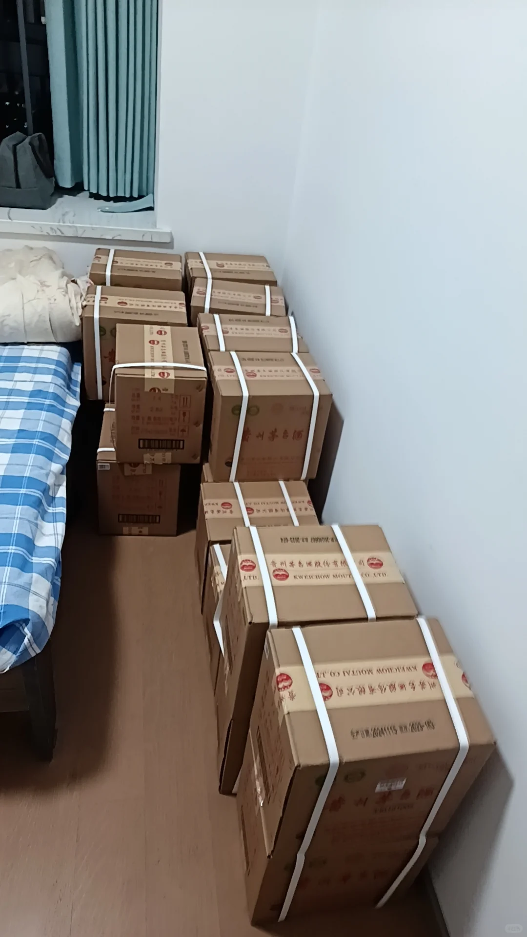 卧室这些酒不知道要放到哪一年？