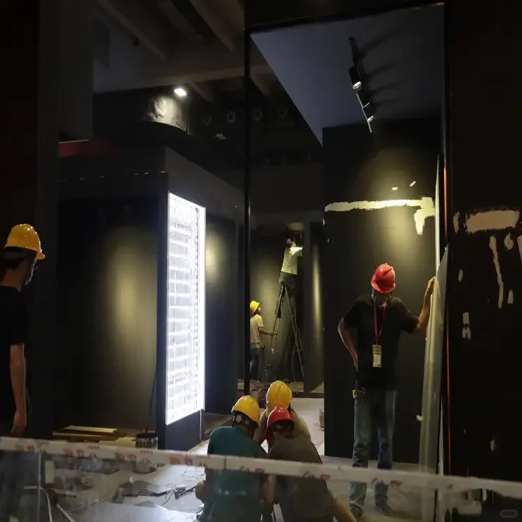 在展会搭建现场,我看到了成年人的不容易