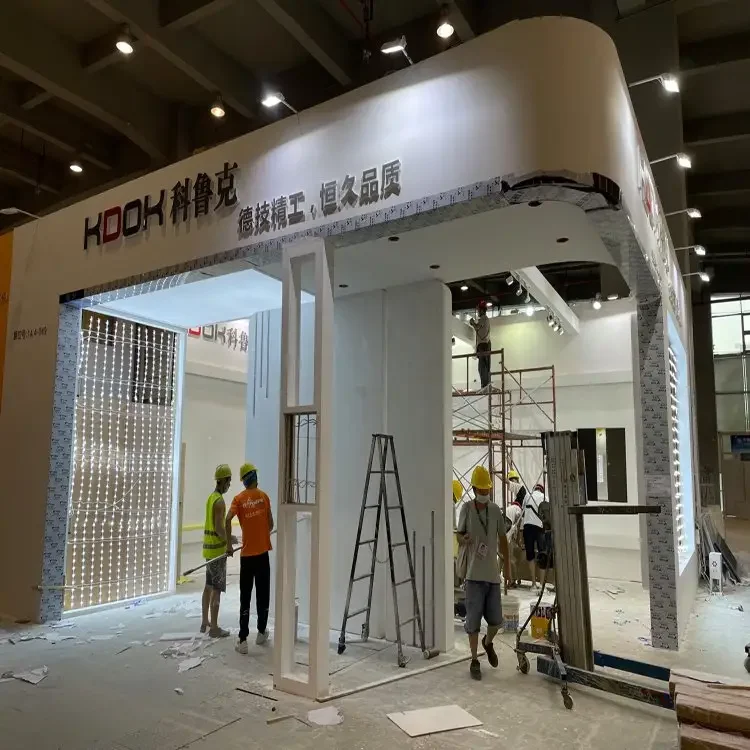 在展会搭建现场,我看到了成年人的不容易