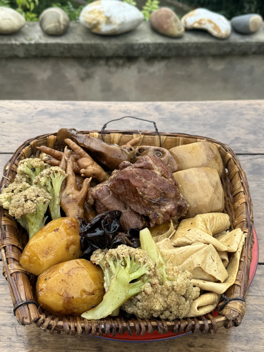 农村小院，65岁的爸爸弄了一大盘菜