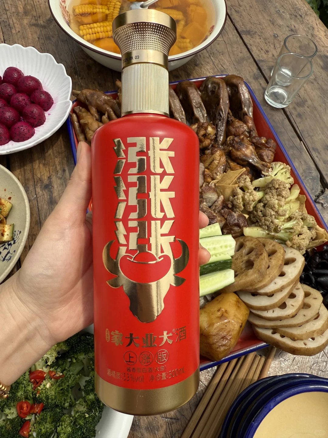 农村小院，65岁的爸爸弄了一大盘菜