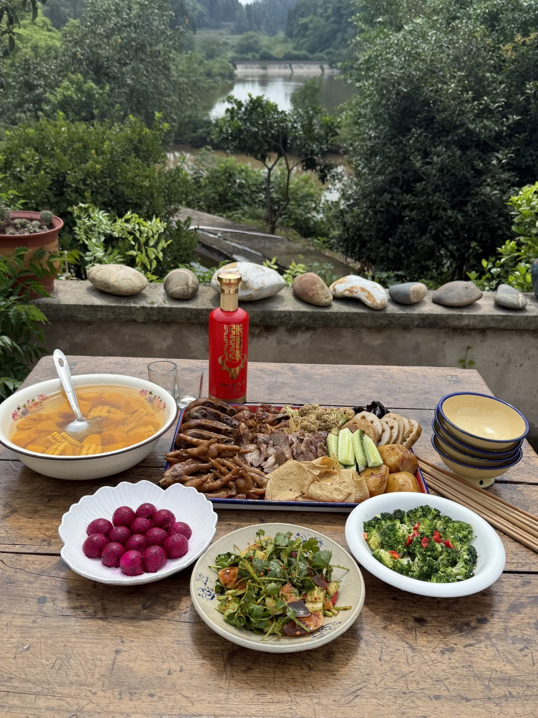 农村小院，65岁的爸爸弄了一大盘菜